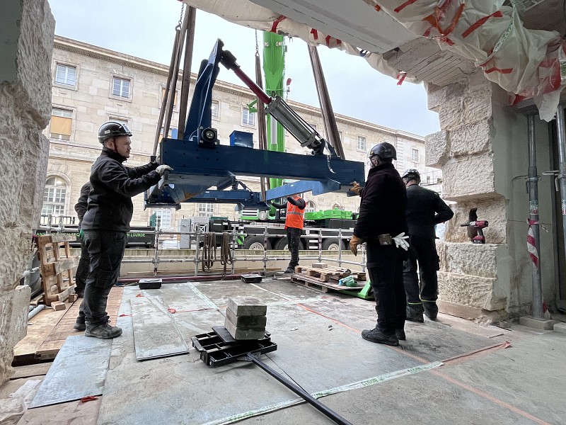 Coulisses d’un chantier hors norme : l’arrivée du ZAP-X à Lariboisière