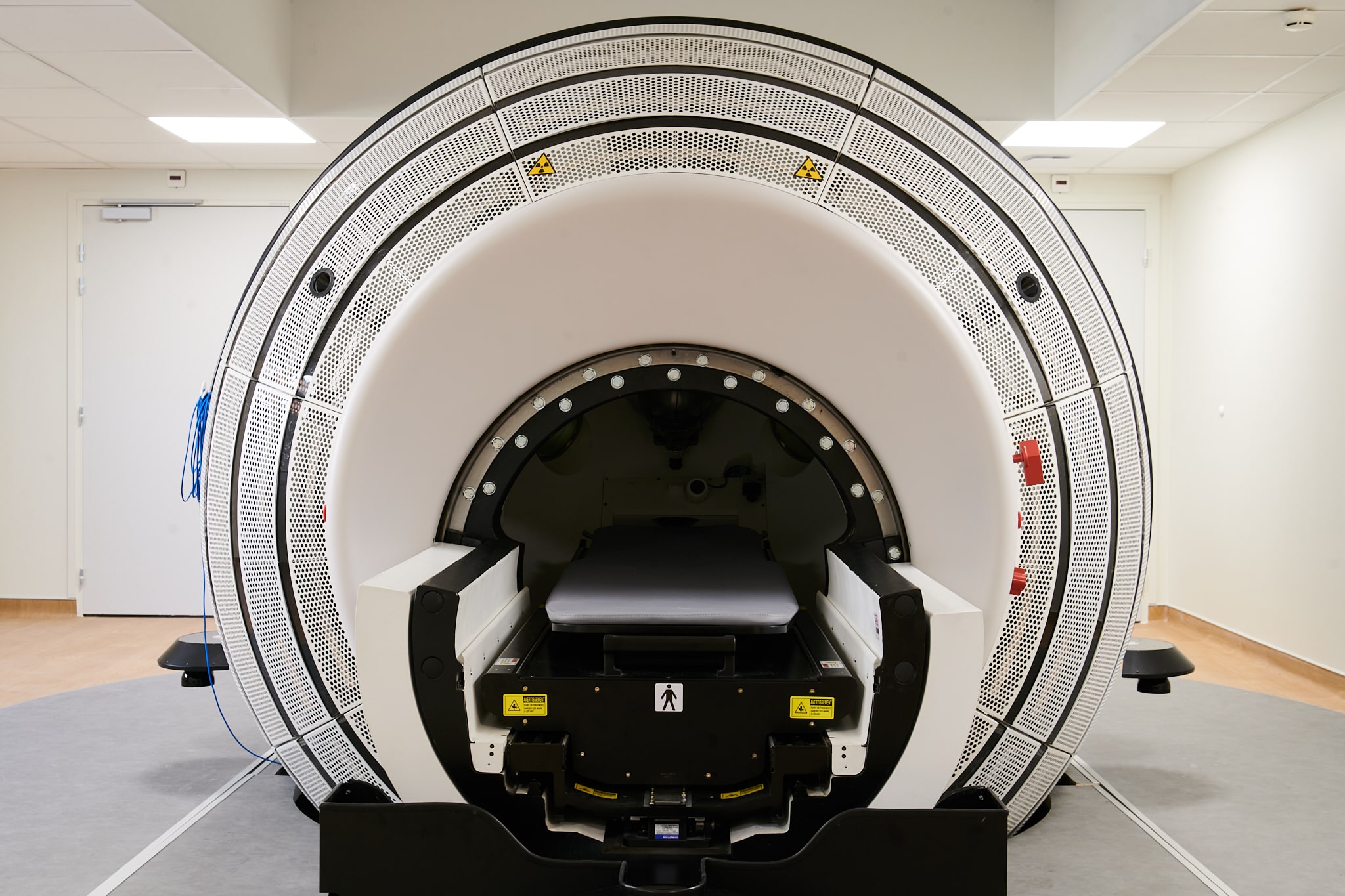 Machine Zap-X vide de l’hôpital Lariboisière de face