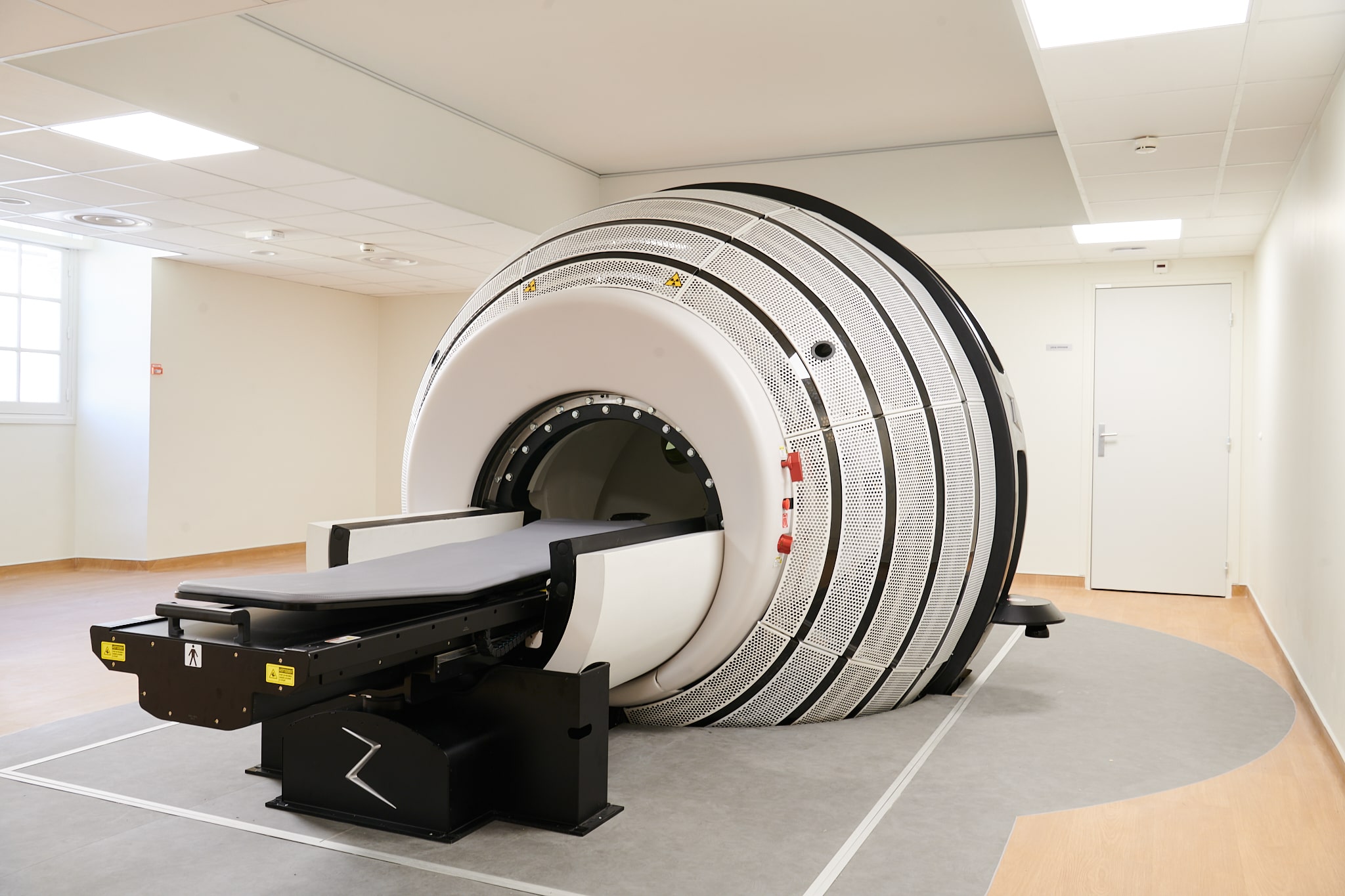Vue de la machine Zap-X de l’hôpital Lariboisière de côté