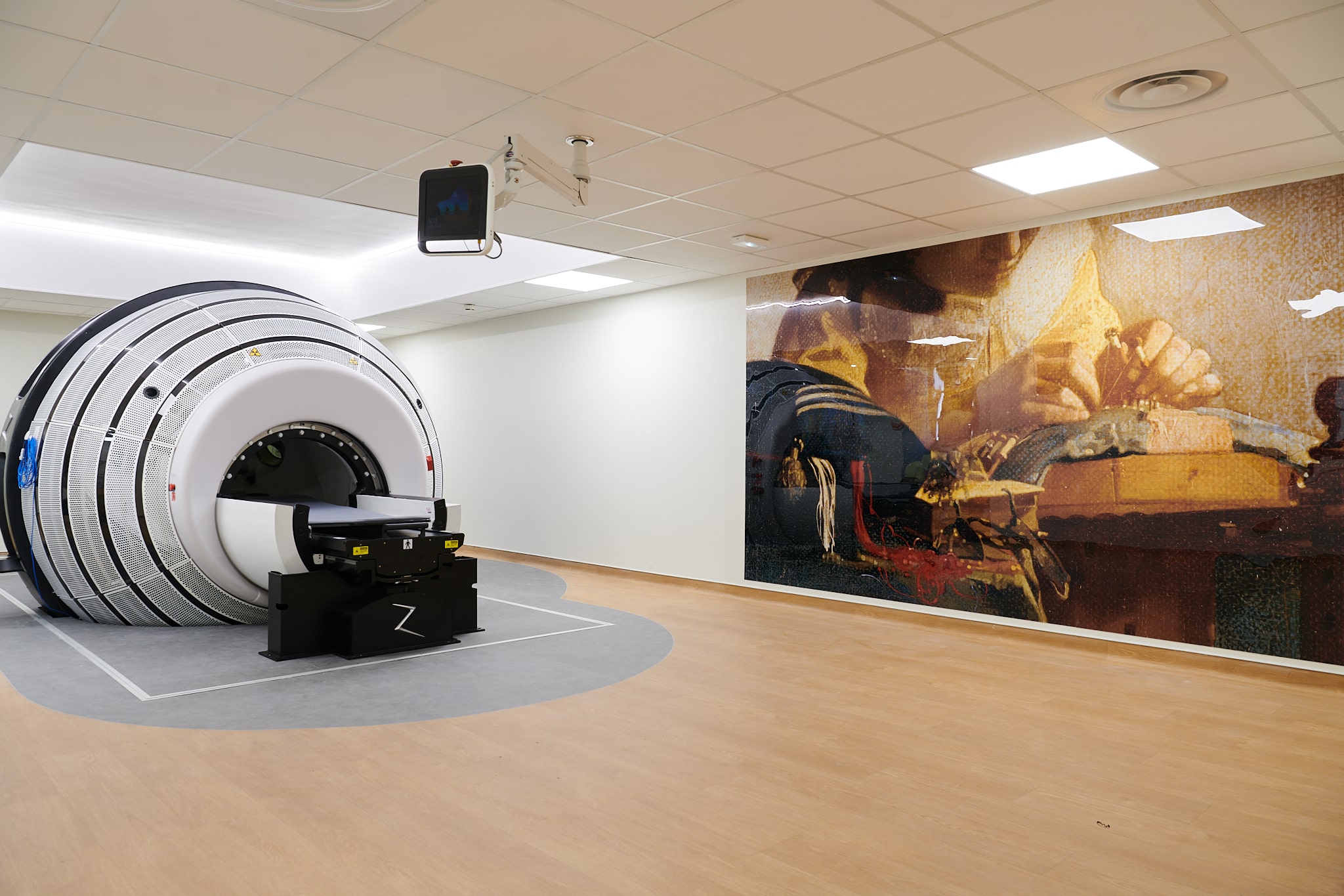Photo de la machine Zap-X dans la salle de l’hôpital Lariboisière à Paris